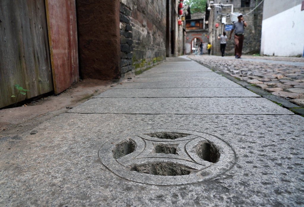 这是位于赣州古城灶儿巷的集水篦子,集水篦子可以阻挡树枝,石块及日常生活垃圾进入福寿沟(6月18日摄)。