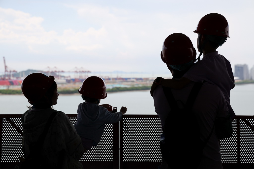 7月8日，“小候鸟”家庭在前海博物馆项目建设现场眺望前海湾。