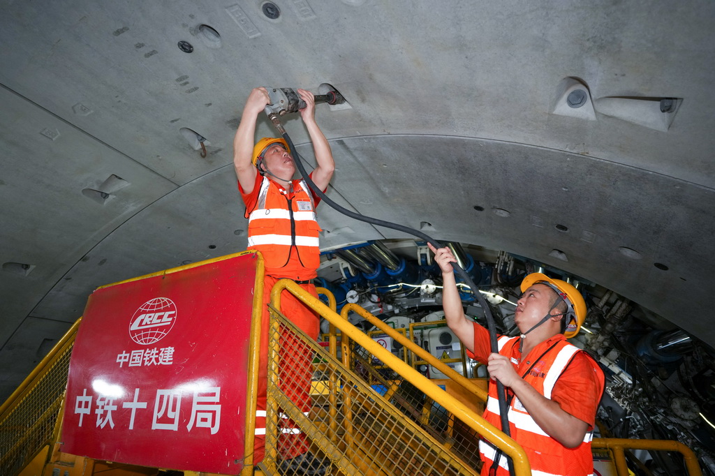 7月9日，中铁十四局的工人在施工现场作业。