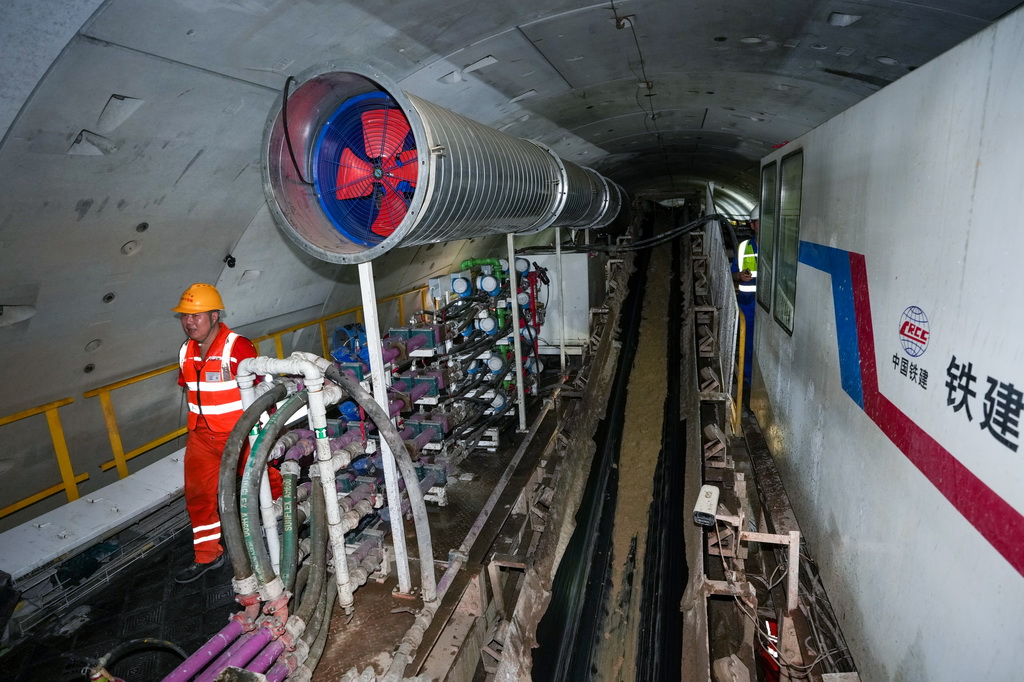 7月9日，中铁十四局的工人在施工现场作业。