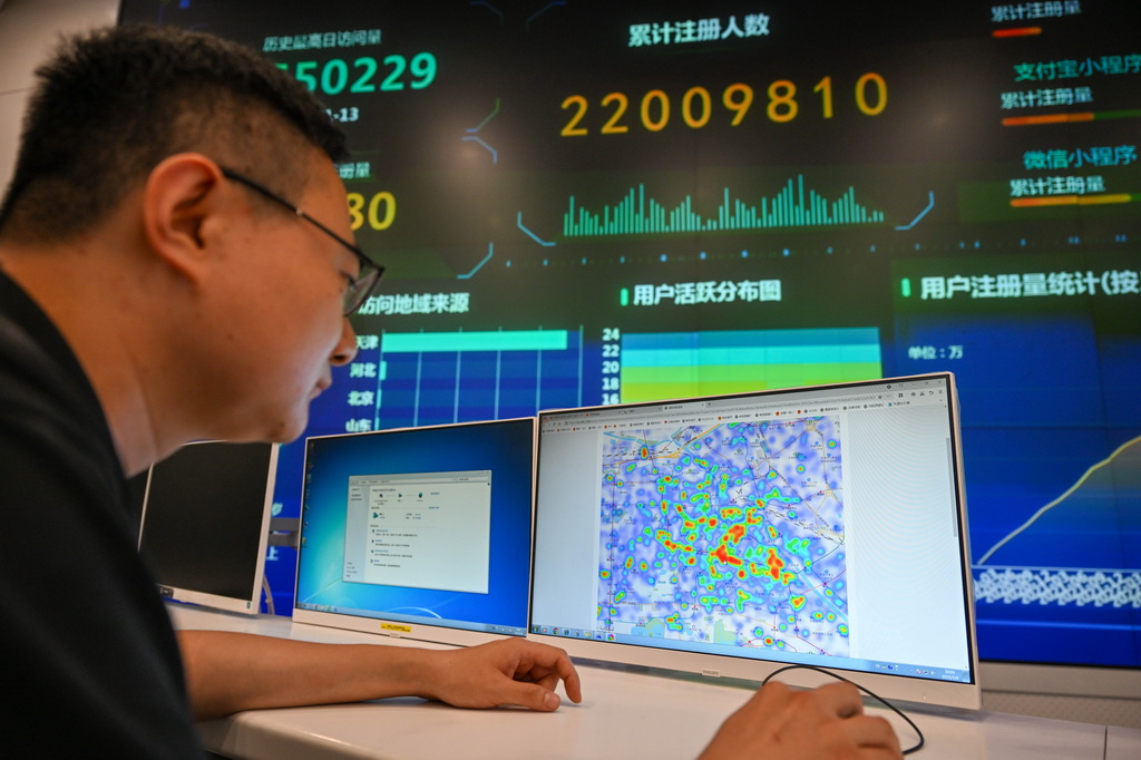 7月9日，在天津市数据发展中心，工作人员通过天津市“互联网+监管”系统实时查看城市网约车运行热力图。