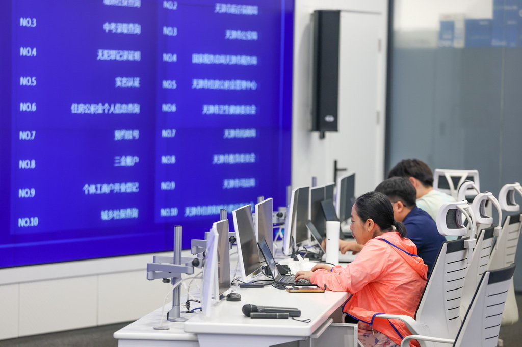 7月9日，在天津市数据发展中心，系统运维人员在工作中。