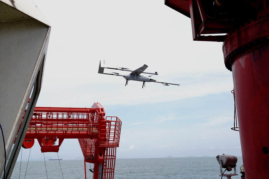 7月9日，航磁固定翼无人机飞过“向阳红10”号开展科考试验。