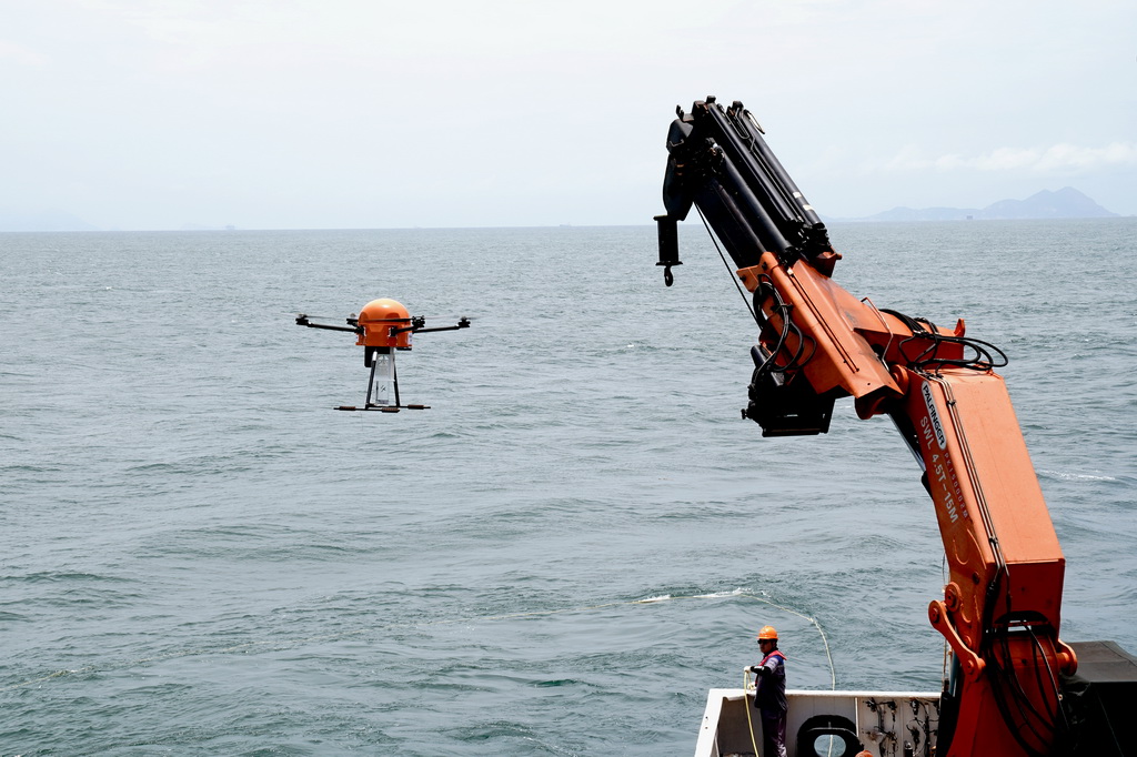 7月9日,智能海水取样无人机从“向阳红10”号出发执行任务。