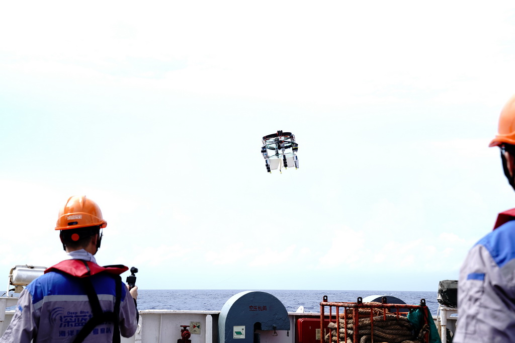 7月8日，跨域机器人从“向阳红10”号起飞开展科考试验。