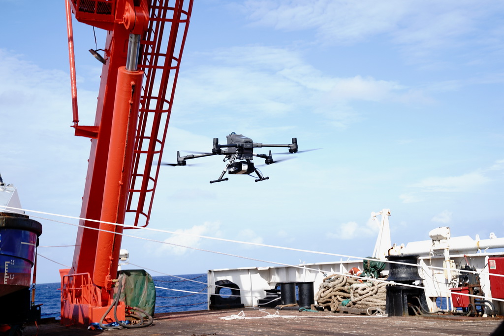 7月8日，热成像识别检测无人机从“向阳红10”号起飞开展科考试验。