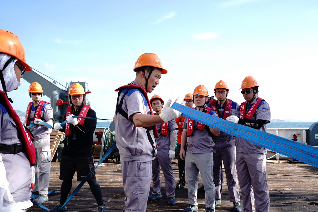 7月8日，“深蓝智能i3航次”首席科学家、南方科技大学海洋高等研究院院长、讲席教授林间（中）在“向阳红10”号指导科考安全工作。