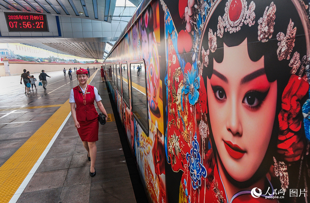 7月9日，列车长正在做开车前巡视。