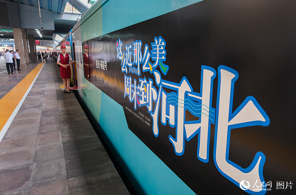 7月9日，乘务员立岗服务。