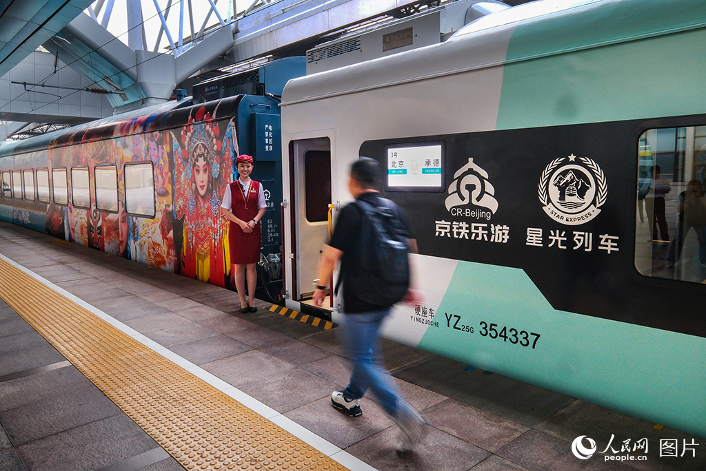 7月9日，乘务员立岗服务。