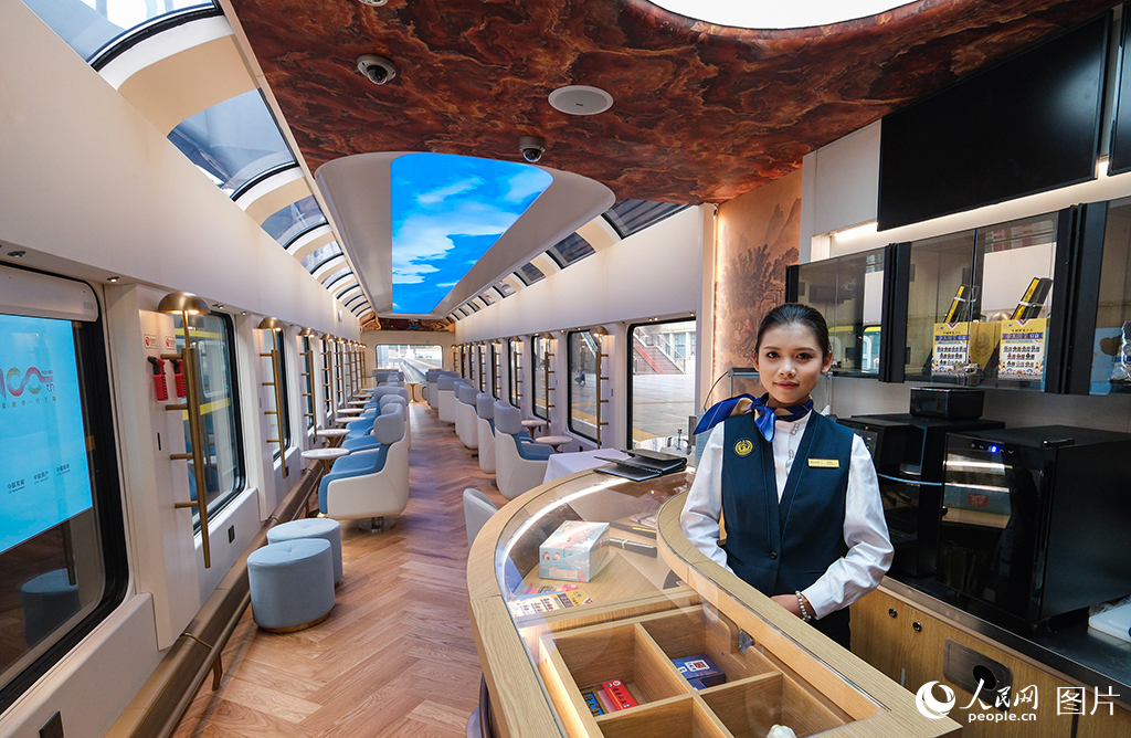 7月9日,多功能娱乐车厢和全景观光车厢配备智能交互显示屏和顶部LED天幕。