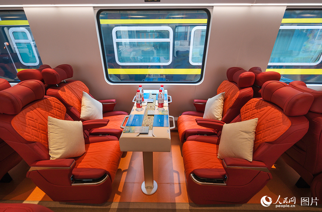 7月9日，京津冀首列“星光·燕赵号”观光旅游列车开行。