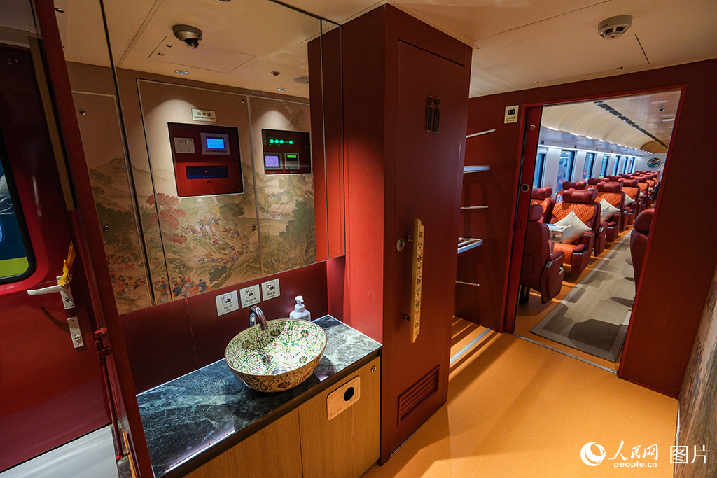 7月9日，京津冀首列“星光·燕赵号”观光旅游列车开行。