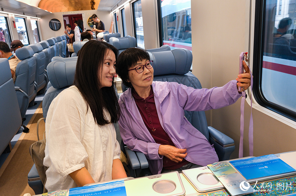 7月9日，乘客在车厢内自拍留影。