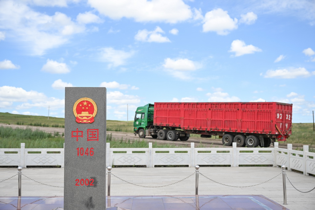 7月10日珠恩嘎达布其口岸拍摄的我国1046号界碑。