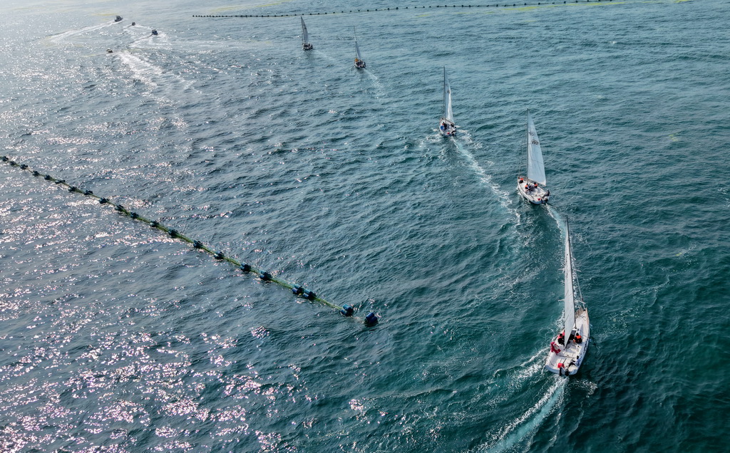 青岛老龙湾海域，船艇列队参加海上巡游活动（7月10日摄，无人机照片）。