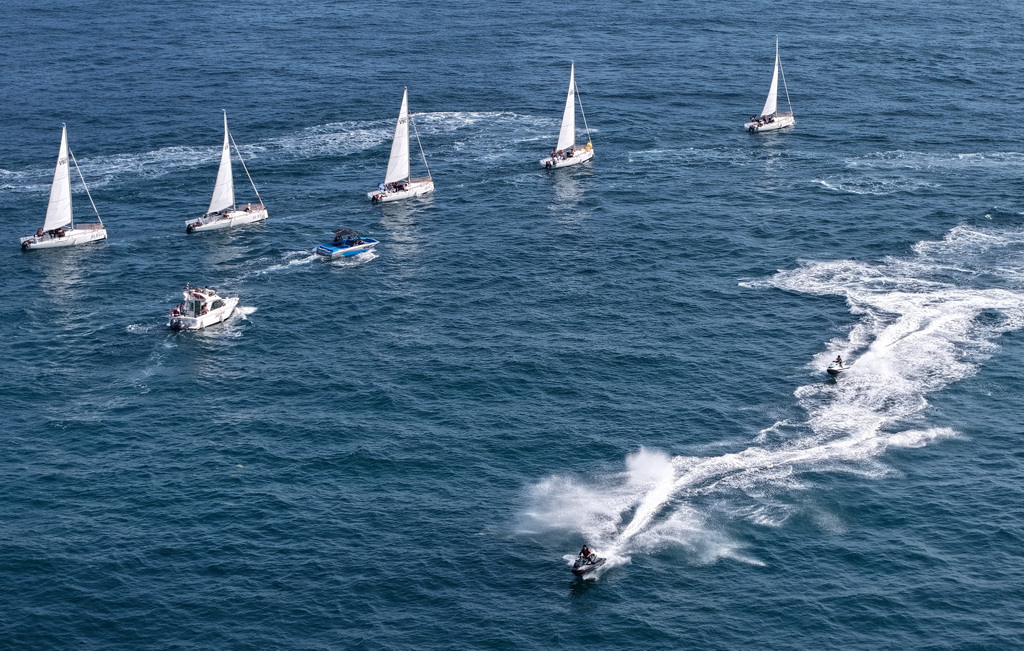 青岛老龙湾海域，船艇列队参加海上巡游活动（7月10日摄，无人机照片）。