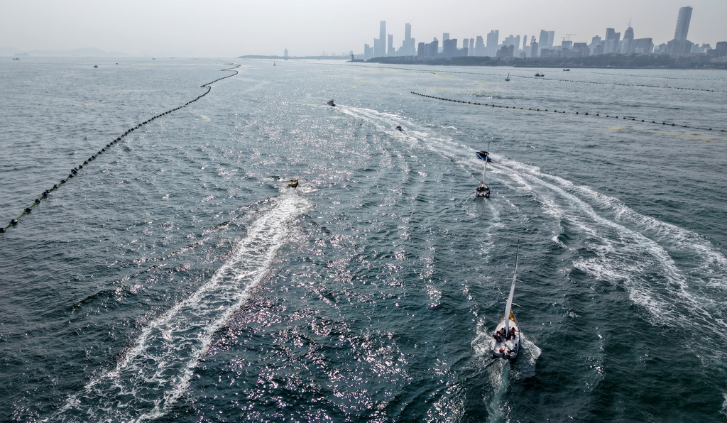 青岛老龙湾海域，船艇列队参加海上巡游活动（7月10日摄，无人机照片）。