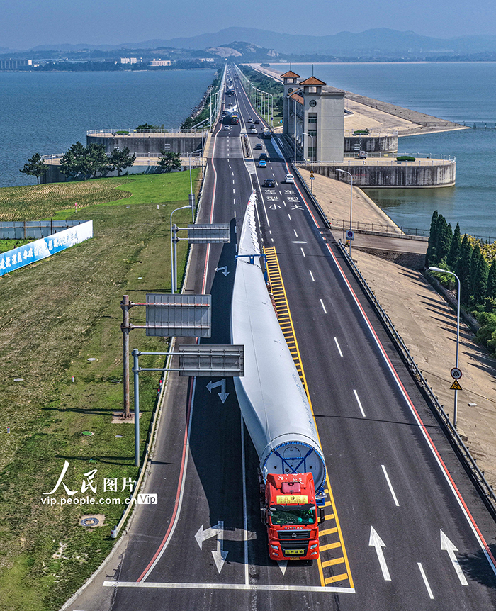 山东荣成：超大型风电叶片生产运输忙【2】