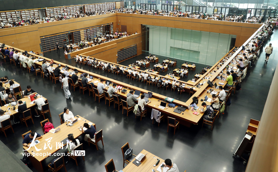 7月12日，读者在国家图书馆内阅读学习。