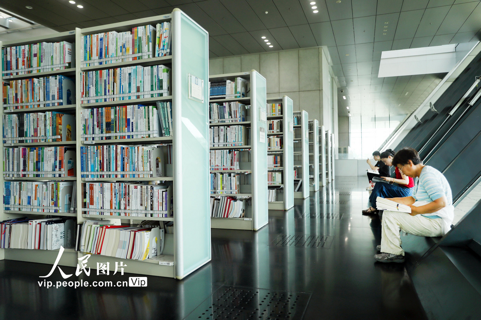 7月12日，读者在国家图书馆内阅读学习。