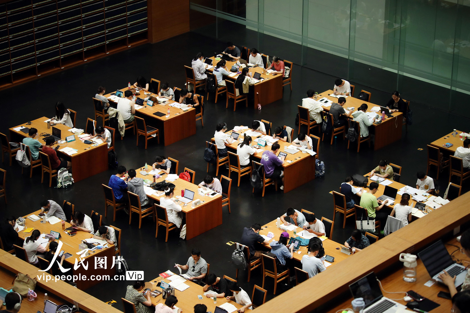 7月12日，读者在国家图书馆内阅读学习。