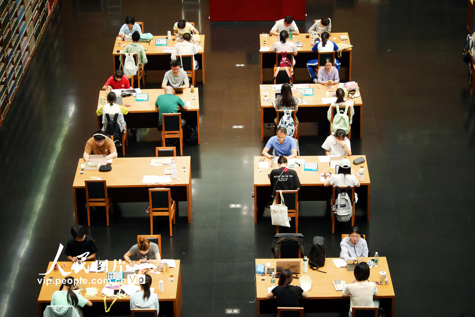 7月12日，读者在国家图书馆内阅读学习。