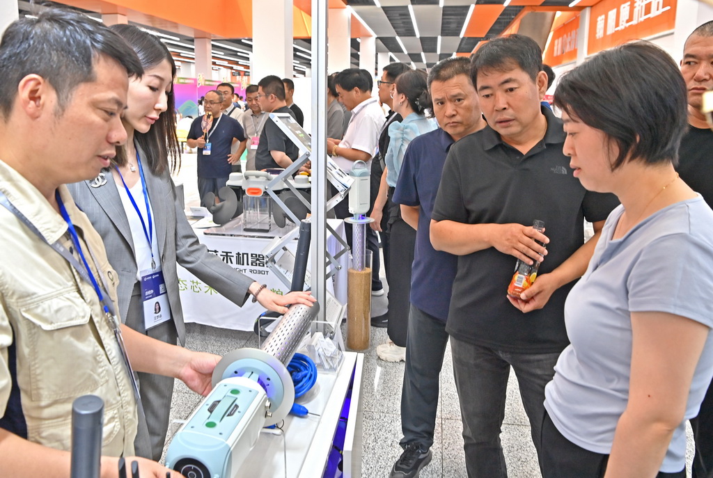 7月12日，观众在沈阳国际展览中心参观粮食监测器械。