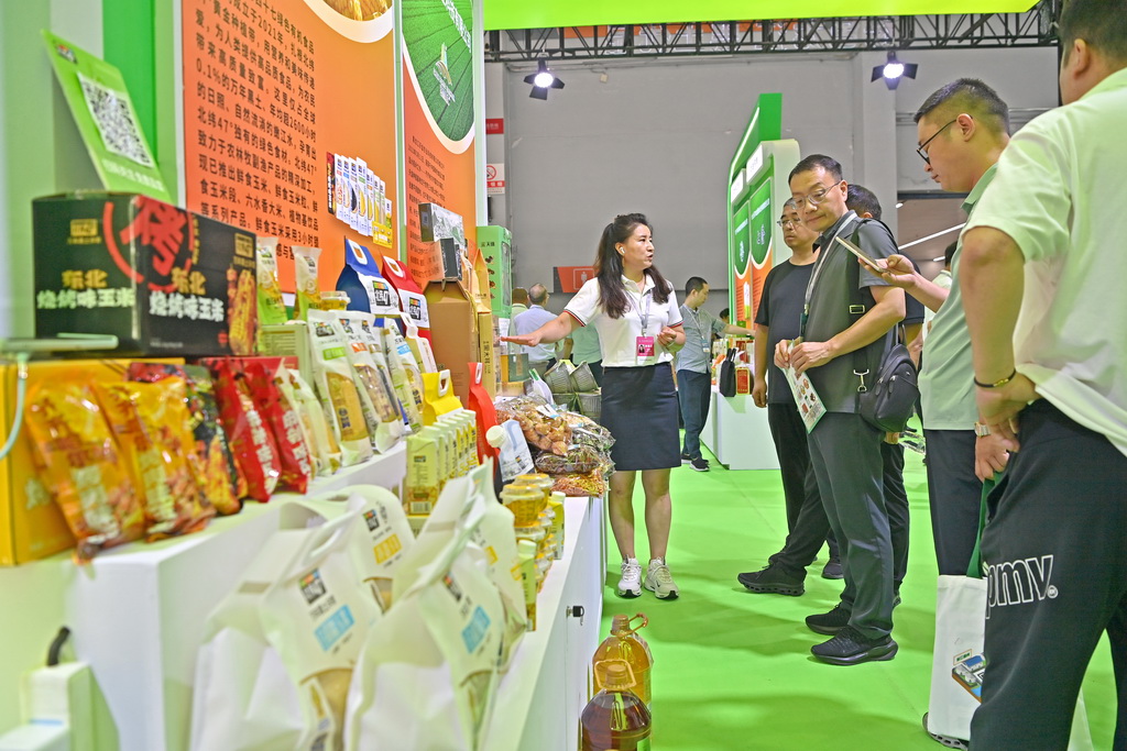 7月12日,观众在沈阳国际展览中心参观粮油产品。