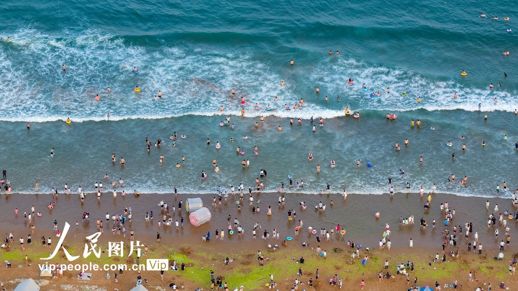 青岛金沙滩海滨开启“人从众”模式【2】