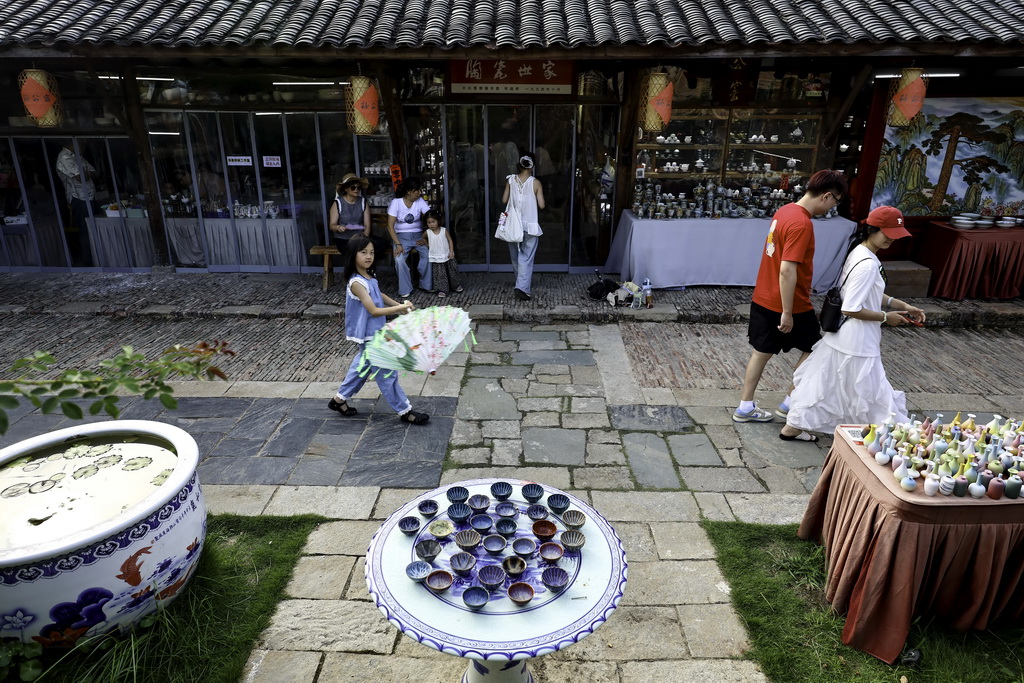 7月13日，游客在江西省景德镇市陶阳里历史文化街区游览。