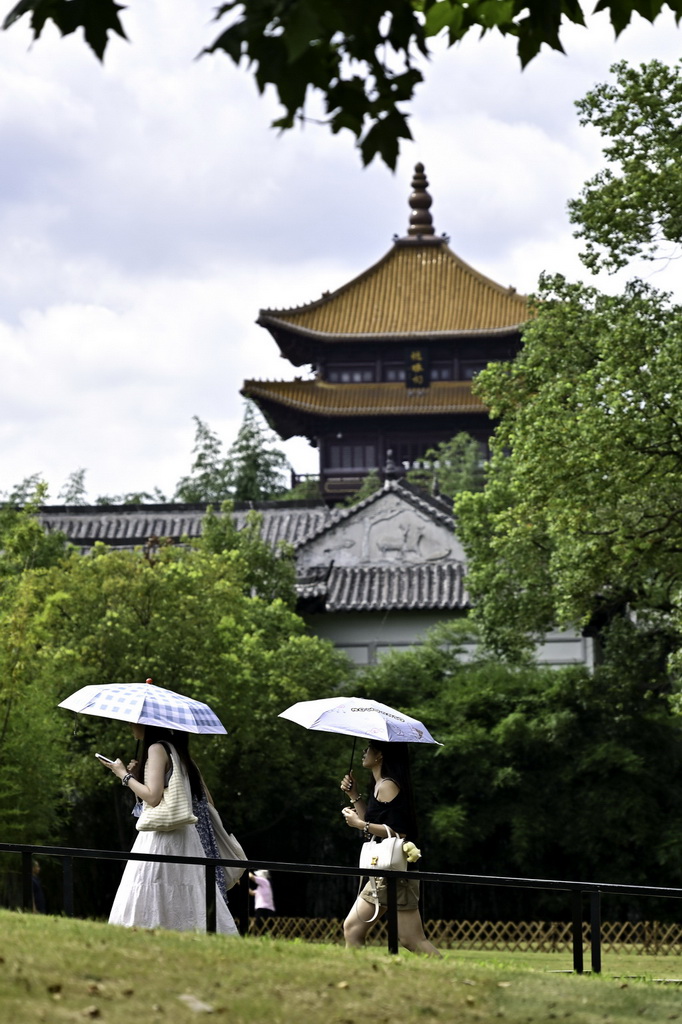 7月13日，游客在江西省景德镇市陶阳里历史文化街区游览。