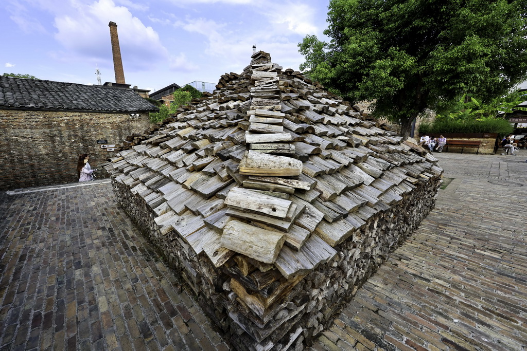 7月13日，游客在江西省景德镇市陶阳里历史文化街区游览。