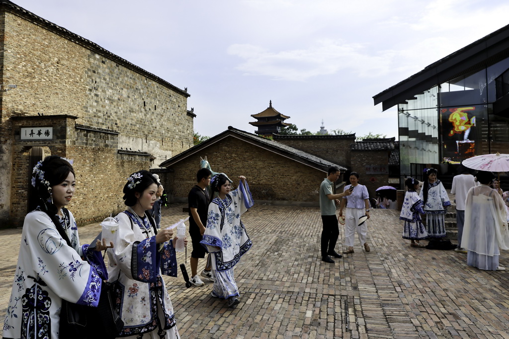 7月13日，游客在江西省景德镇市陶阳里历史文化街区游览。