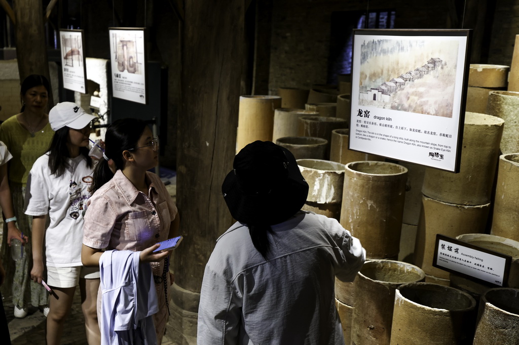 7月13日，游客在江西省景德镇市陶阳里历史文化街区游览。