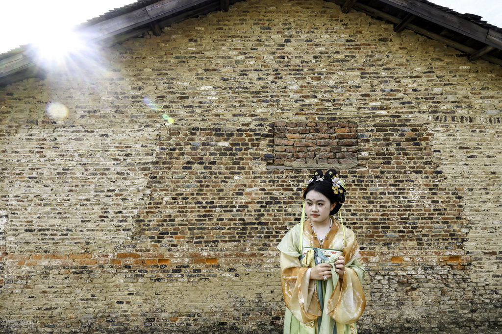 7月13日，游客在江西省景德镇市陶阳里历史文化街区游览。