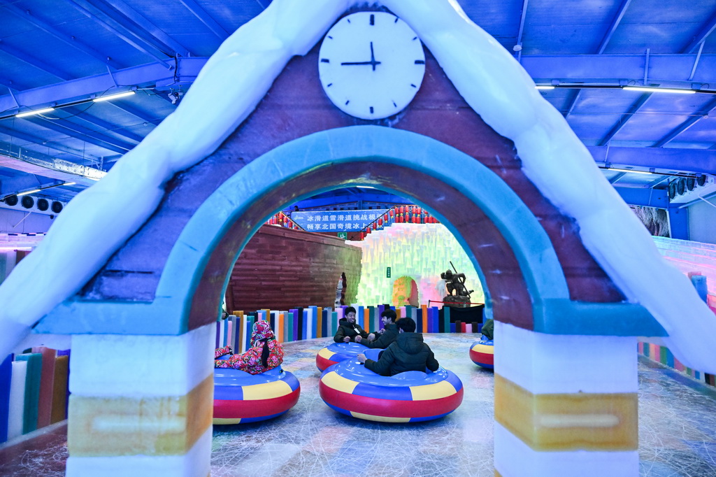 7月15日，游客在室内冰雪世界休闲娱乐。