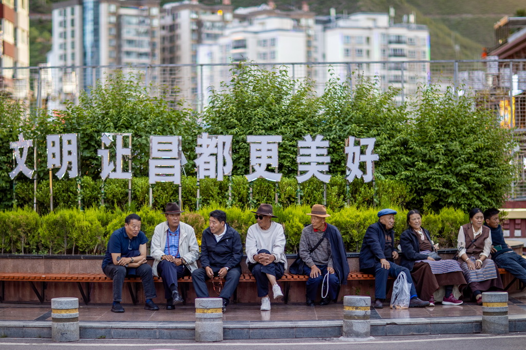 市民在昌都市茶马广场纳凉（6月21日摄）。