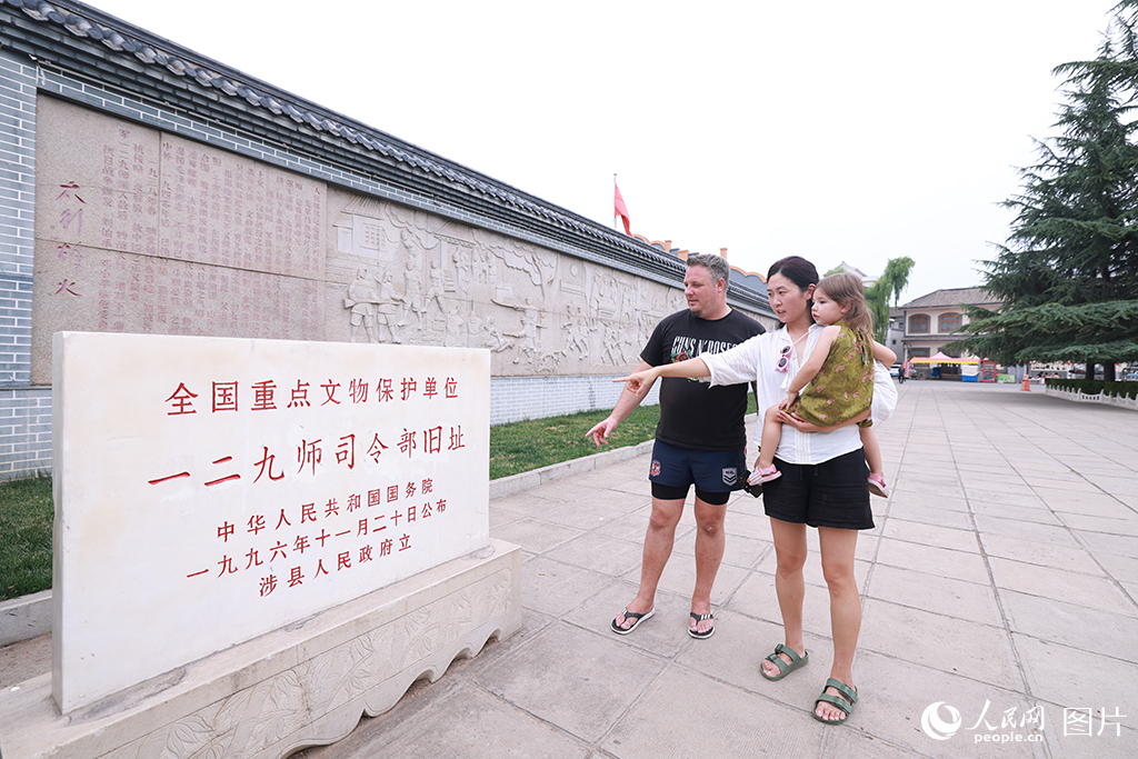 2025年6月25日，来自新西兰的James Olsen、刘雅静夫妇正在河北涉县八路军一二九师司令部旧址参观。人民网记者 李兆民摄