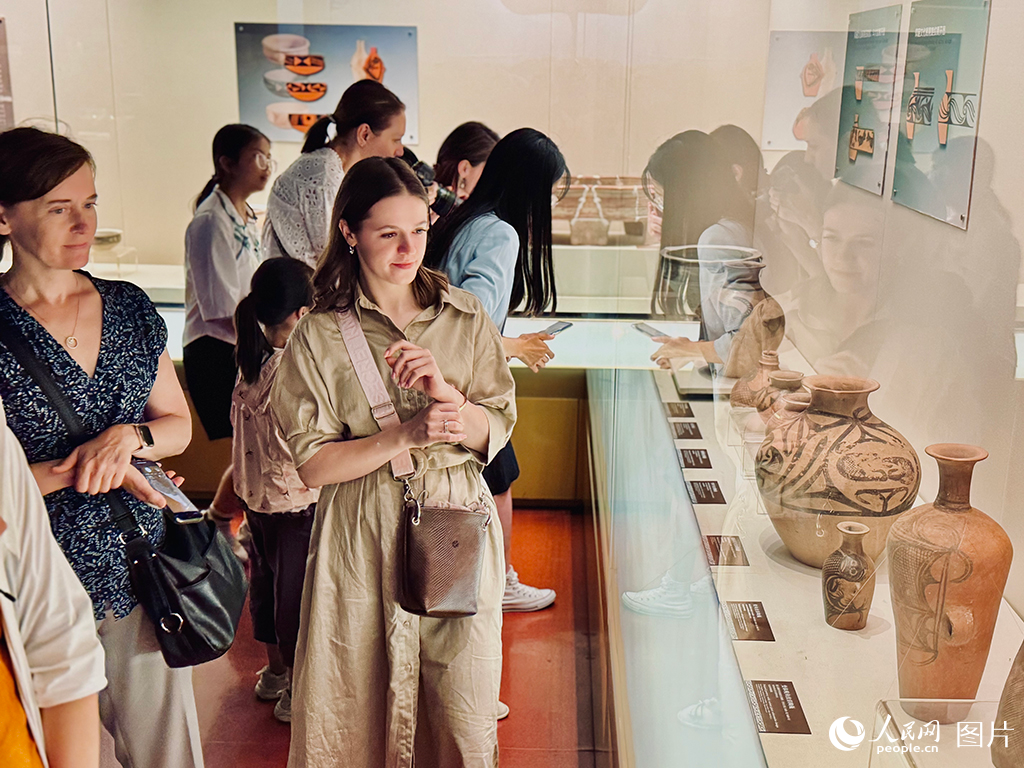 2025年7月1日，来自俄罗斯的游客在甘肃省博物馆参观游览。人民网记者 焦隆摄