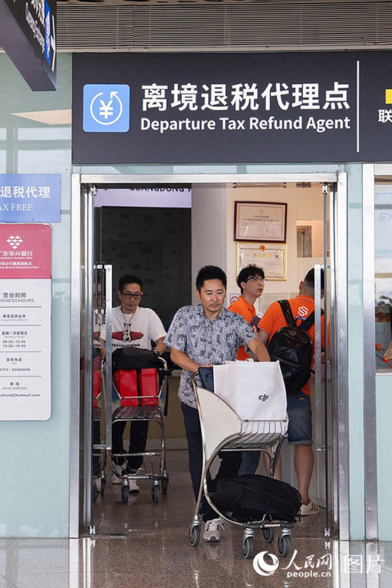 2025年6月21日下午，两位日本游客在深圳机场办理完离境退税后，走出办理点。深圳是华南地区首个实现离境退税“海陆空”离境口岸全覆盖的城市。人民网 王星摄