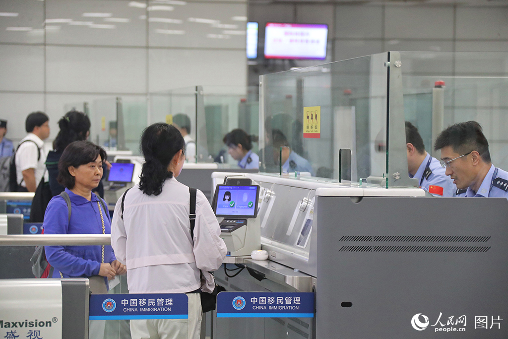 2025年6月11日，在河南郑州新郑国际机场，来自韩国的一批游客在经过核验后迅速通关，开启他们的中原之旅。随着240小时过境免签政策持续释放利好，为郑州都市圈带来“国际流量”。人民网 霍亚平摄