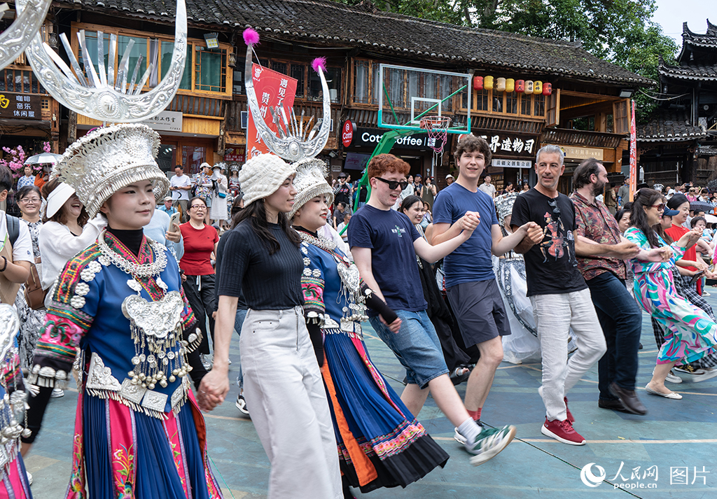 7月13日，欧洲青年音乐人走进贵州西江千户苗寨，体验苗族歌舞。人民网 阳茜摄