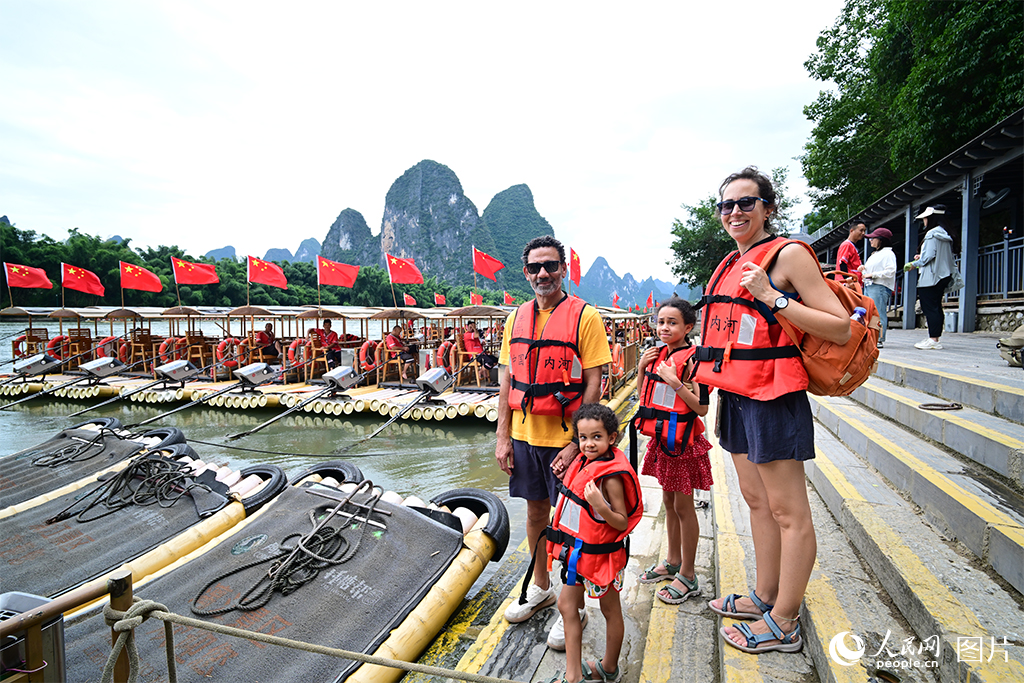 2025年6月27日，来自西班牙的游客即将乘坐竹筏欣赏漓江风光。人民网 雷琦竣摄