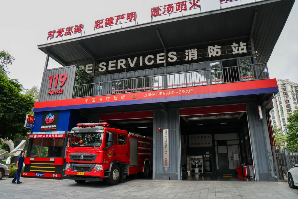 7月15日，在深圳市福田区梅丰小型消防站，消防车出警归来。