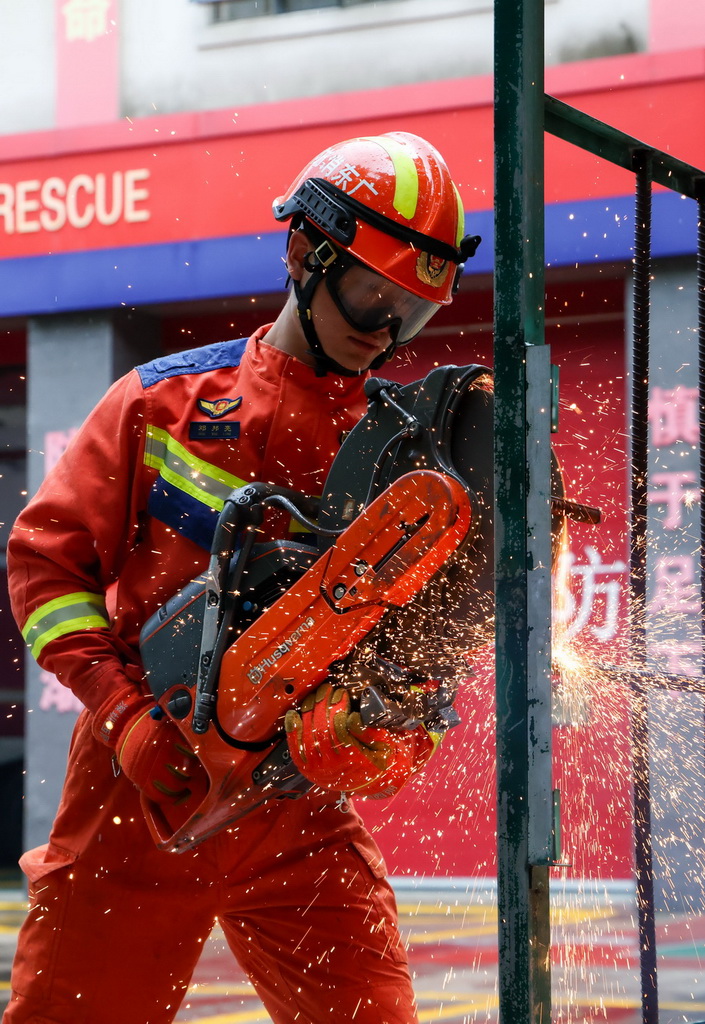 7月15日，消防员在深圳市南山区西丽消防救援站进行备勤训练。