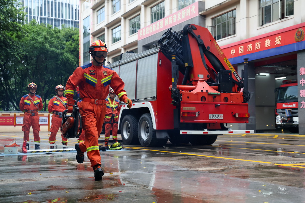 7月15日，消防员在深圳市南山区西丽消防救援站进行备勤训练。