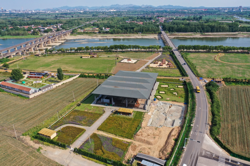 7月14日拍摄的大汶口国家考古遗址公园遗址发掘现场（无人机照片）。