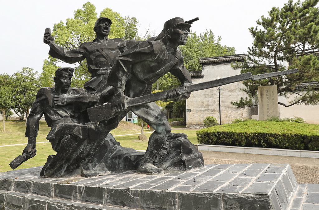 7月16日在长兴县煤山镇新四军苏浙军区纪念馆拍摄的《新四军战士英勇作战》群雕。新华社记者 龚兵 摄