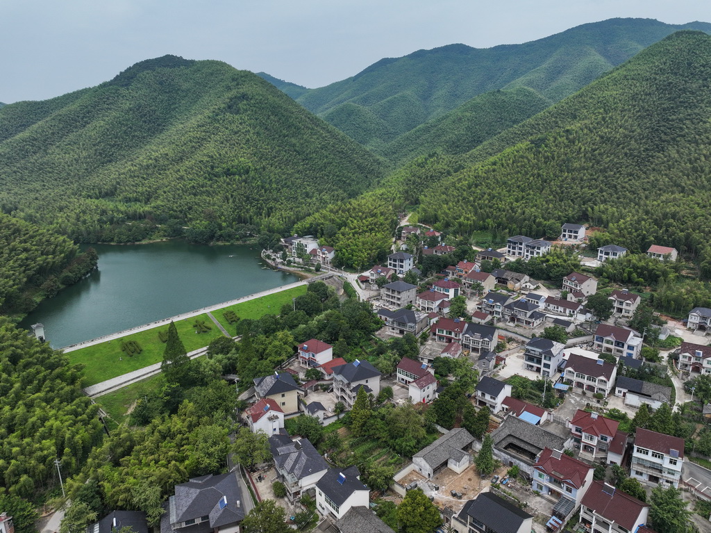 7月16日拍摄的长兴县煤山镇仰峰村（无人机照片）。新华社记者 徐昱 摄